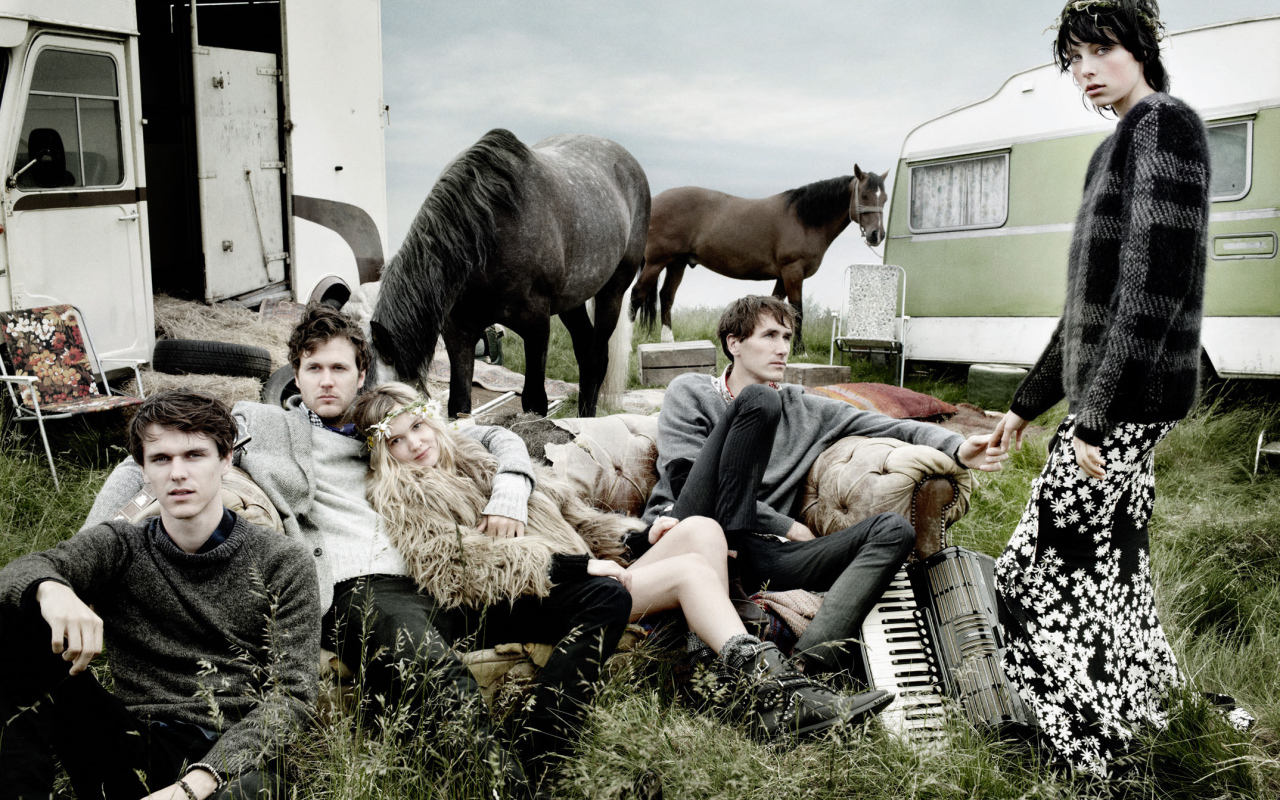 Фотография компании хиппи