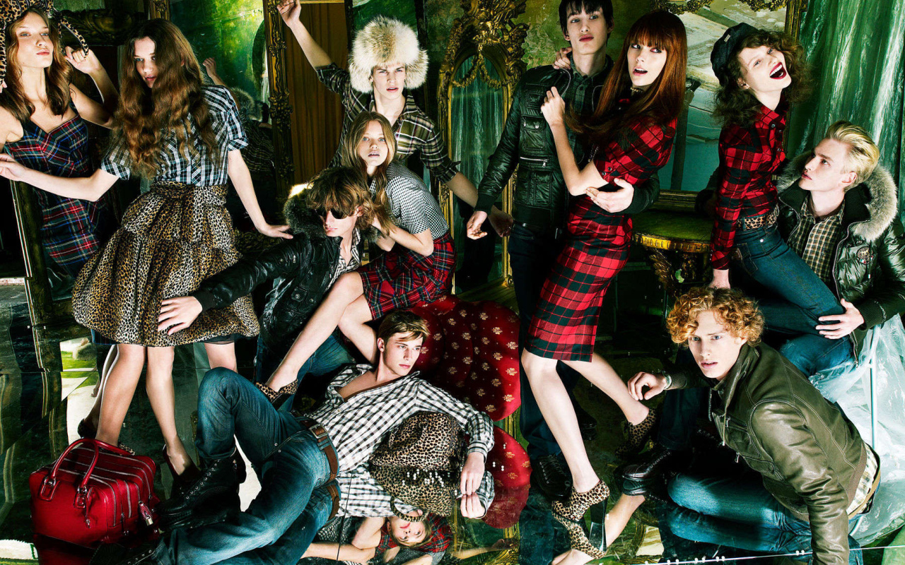 Фотография людей в модной одежде