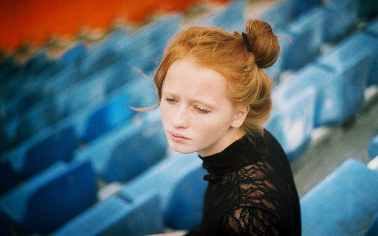 Фотография рыжей девушки в чёрном платье