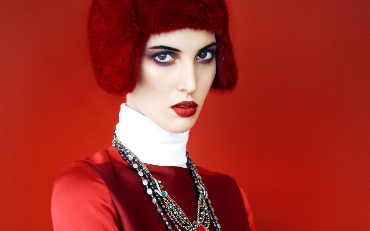 Портрет девушки в красном