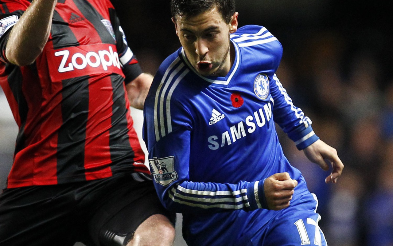  Лучший полузащитник Челси Эден Азар борется за мяч
