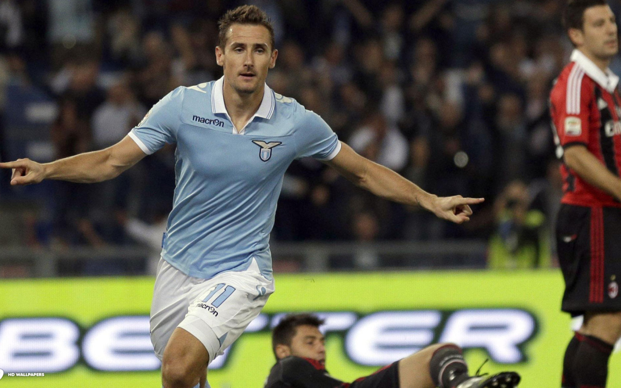 Лучший игрок Лацио Мирослав Клозе пролетает над полем