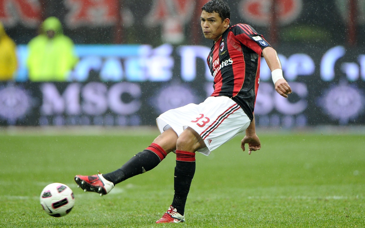 Лучший игрок ПСЖ Тиаго Силва наносит удар по мячу