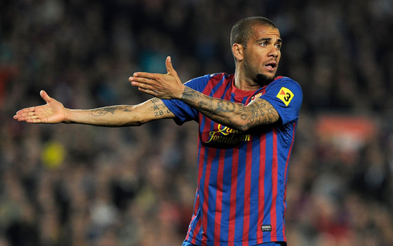 Защищающийся игрок Барселоны Даниэл Алвес получил желтую карточку