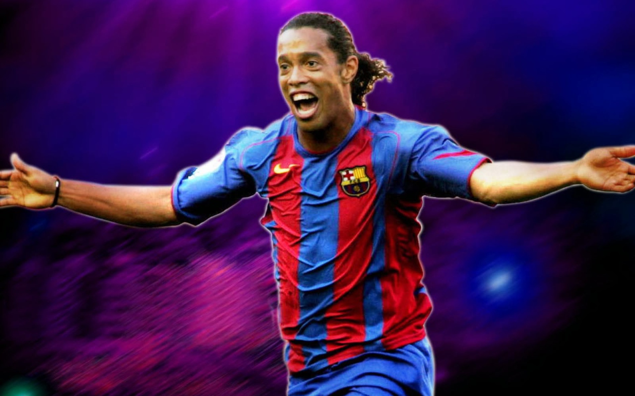 Футболист Атлетико Минейро Роналдиньо на середине игры