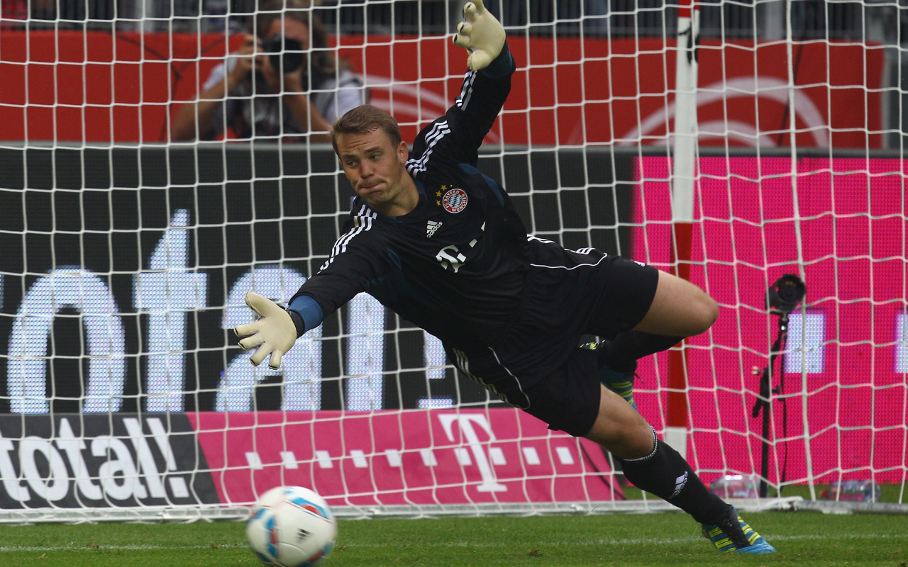 Футболист Баварии Мануэль Нойер ловит мяч