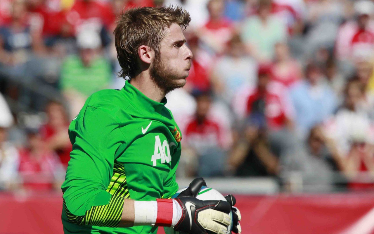 Футболист Манчестер Юнайтед Давид Де Хеа держит мяч