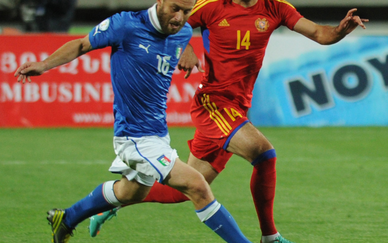  Нападающий московского Спартака Юра Мовсисян