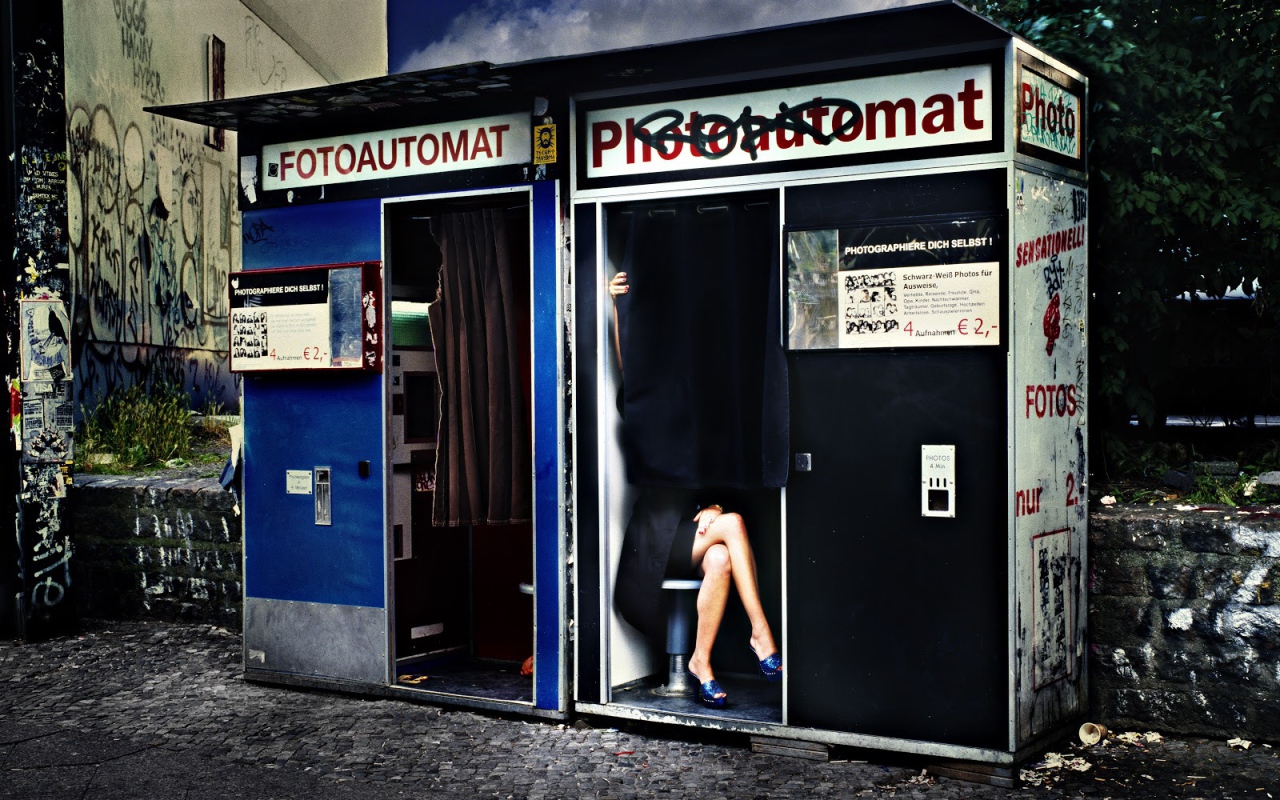 Девушка в аппарате мгновенного фото