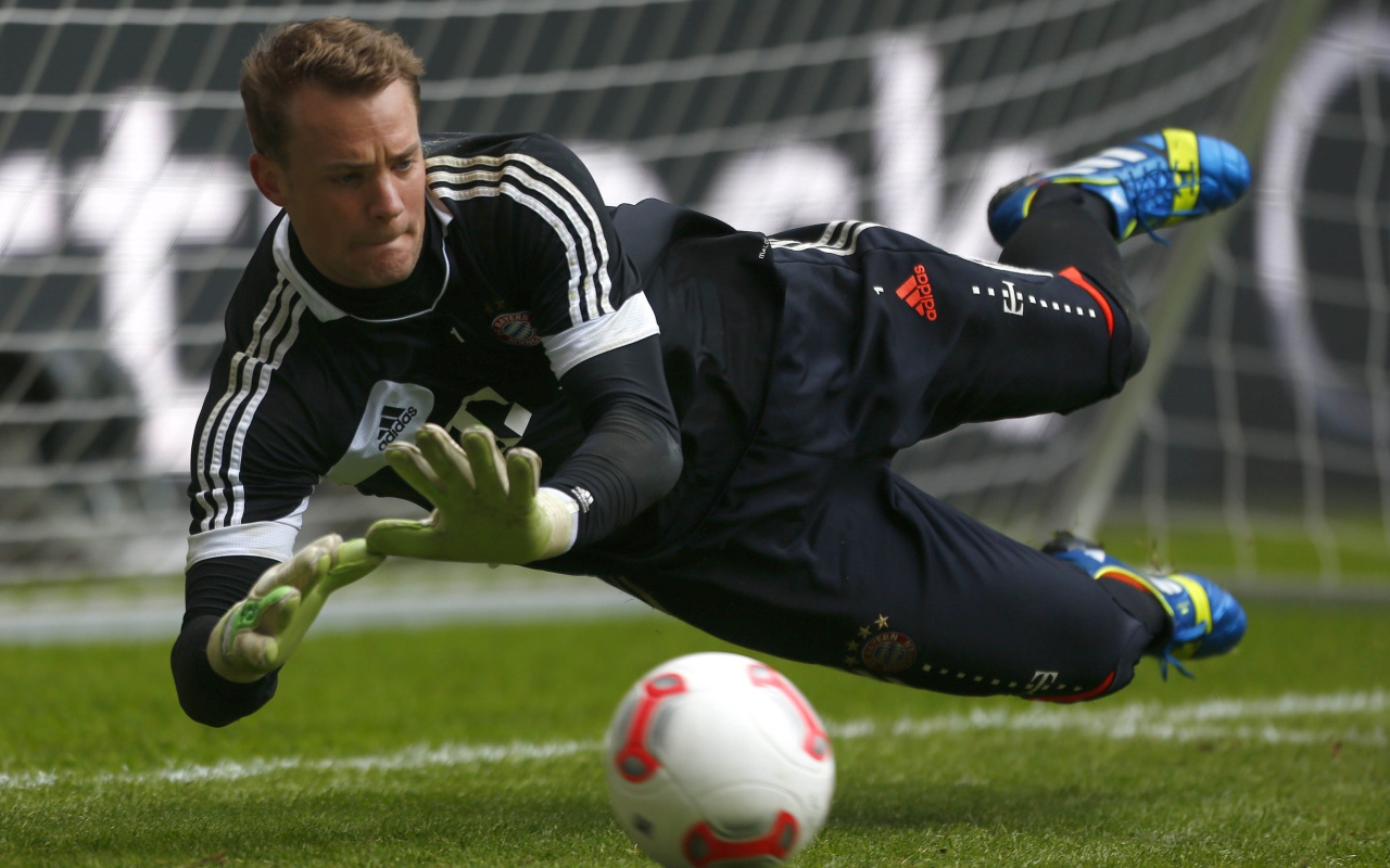 Голкипер Баварии Мануэль Нойер ловит мяч