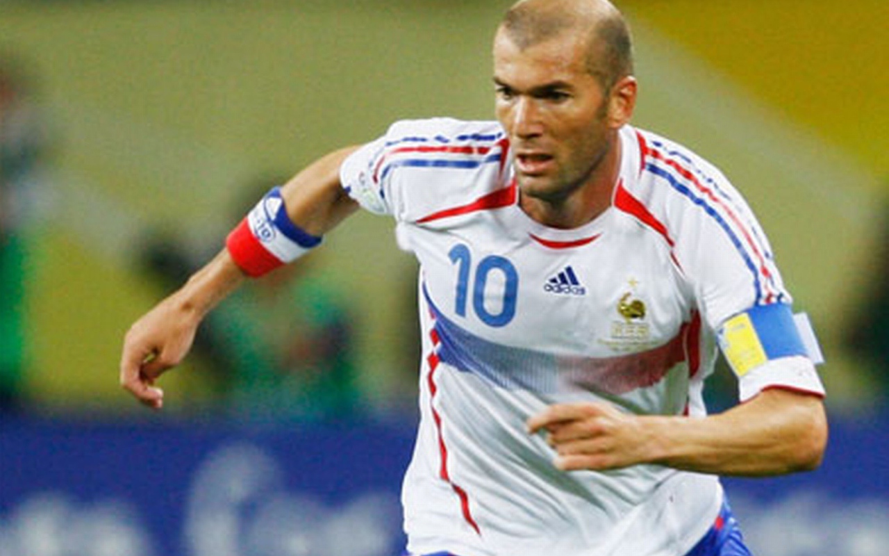 Легенда футбола Зинедин Зидан на поле