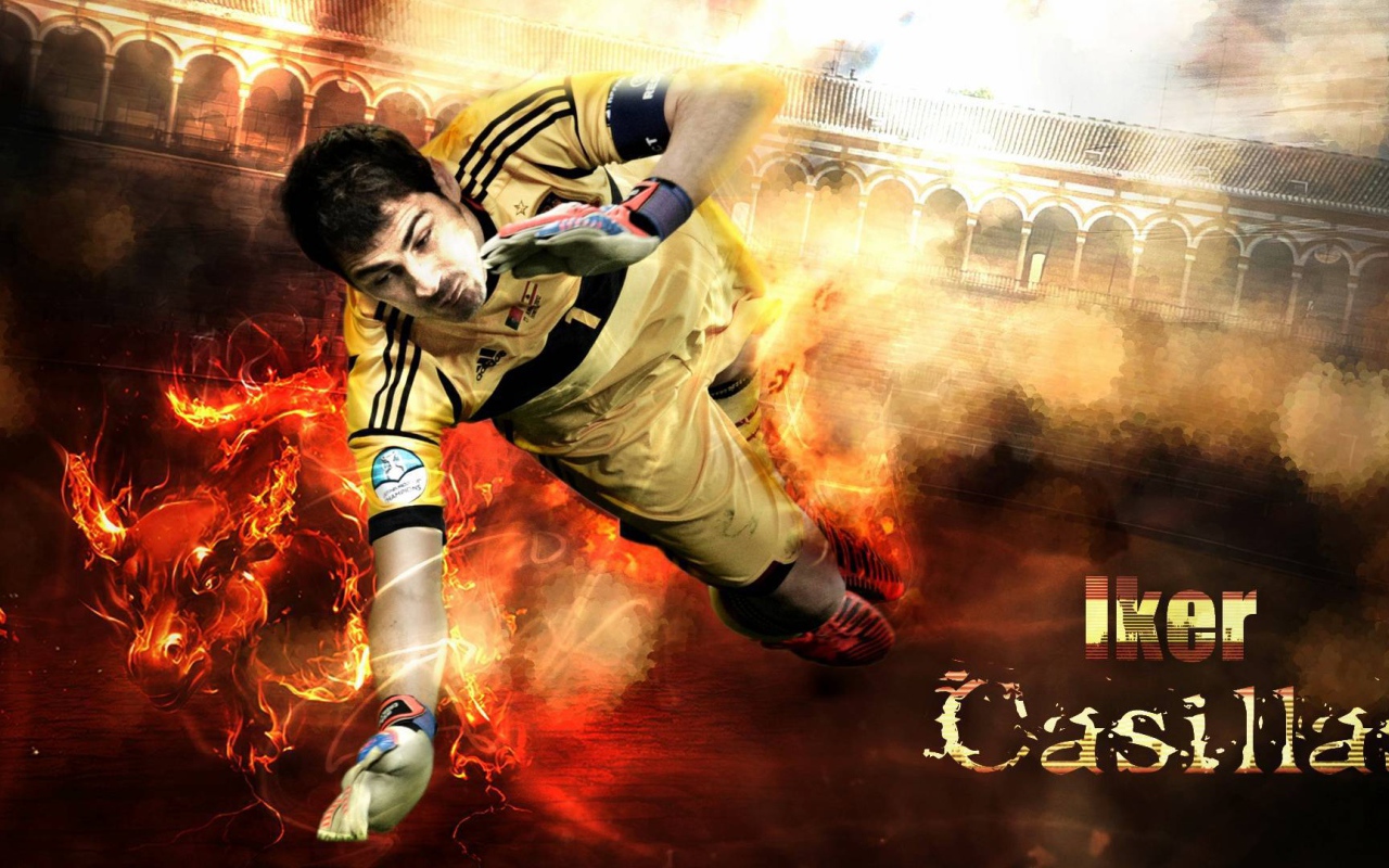 Игрок Реал Мадрида Икер Касильяс ловит мяч