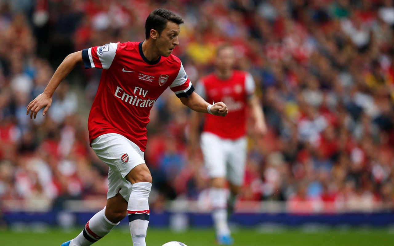 Игрок номер 8 Арсенала Месут Озил