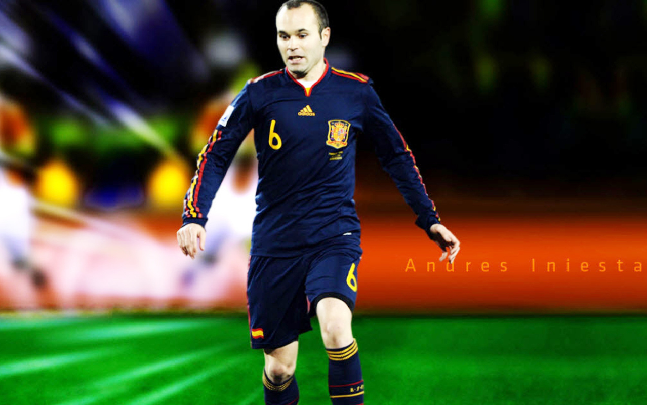 Игрок Барселоны Андрес Иньеста на поле