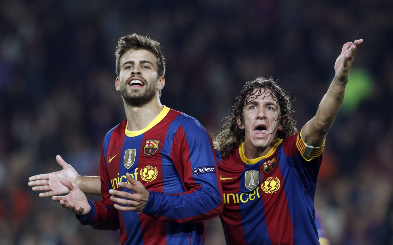 Игрок Барселоны Херард Пике на поле