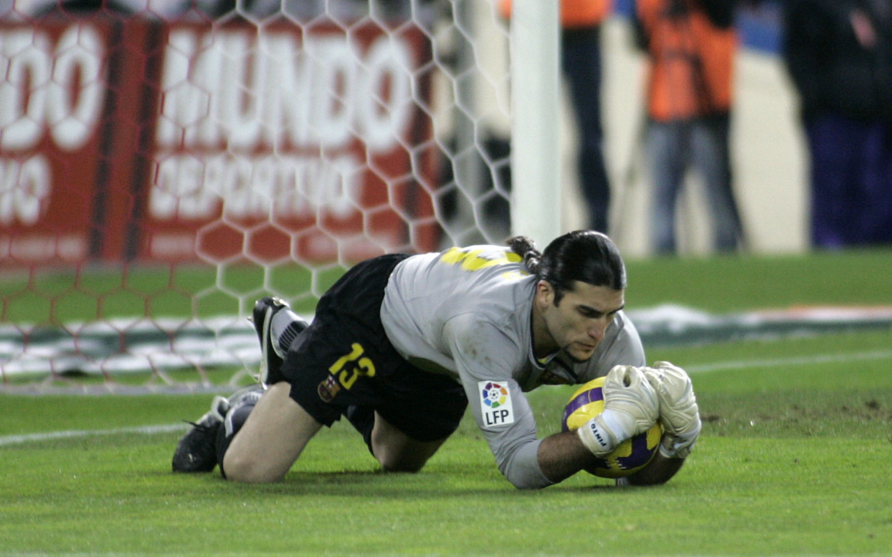 Игрок Барселоны Хосе Пинто является ловит мяч