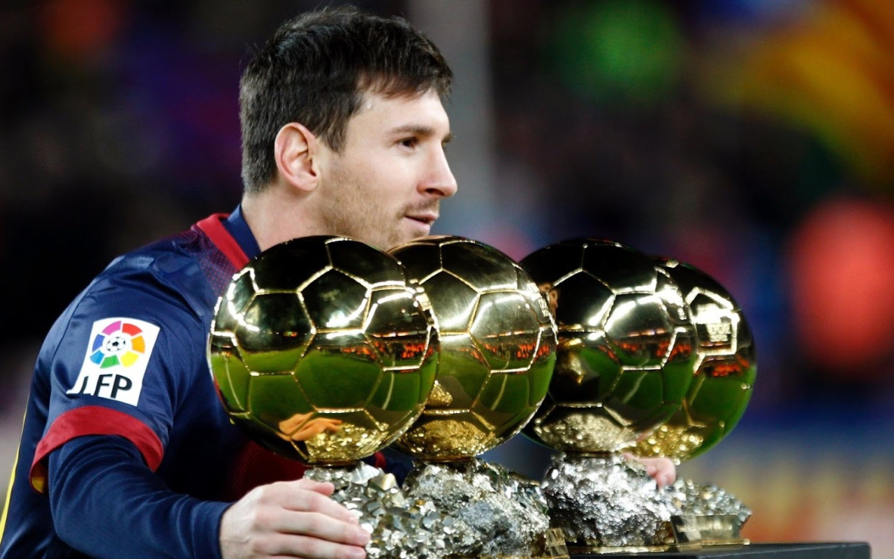 Игрок Барселоны Лионель Месси со своими трофеями