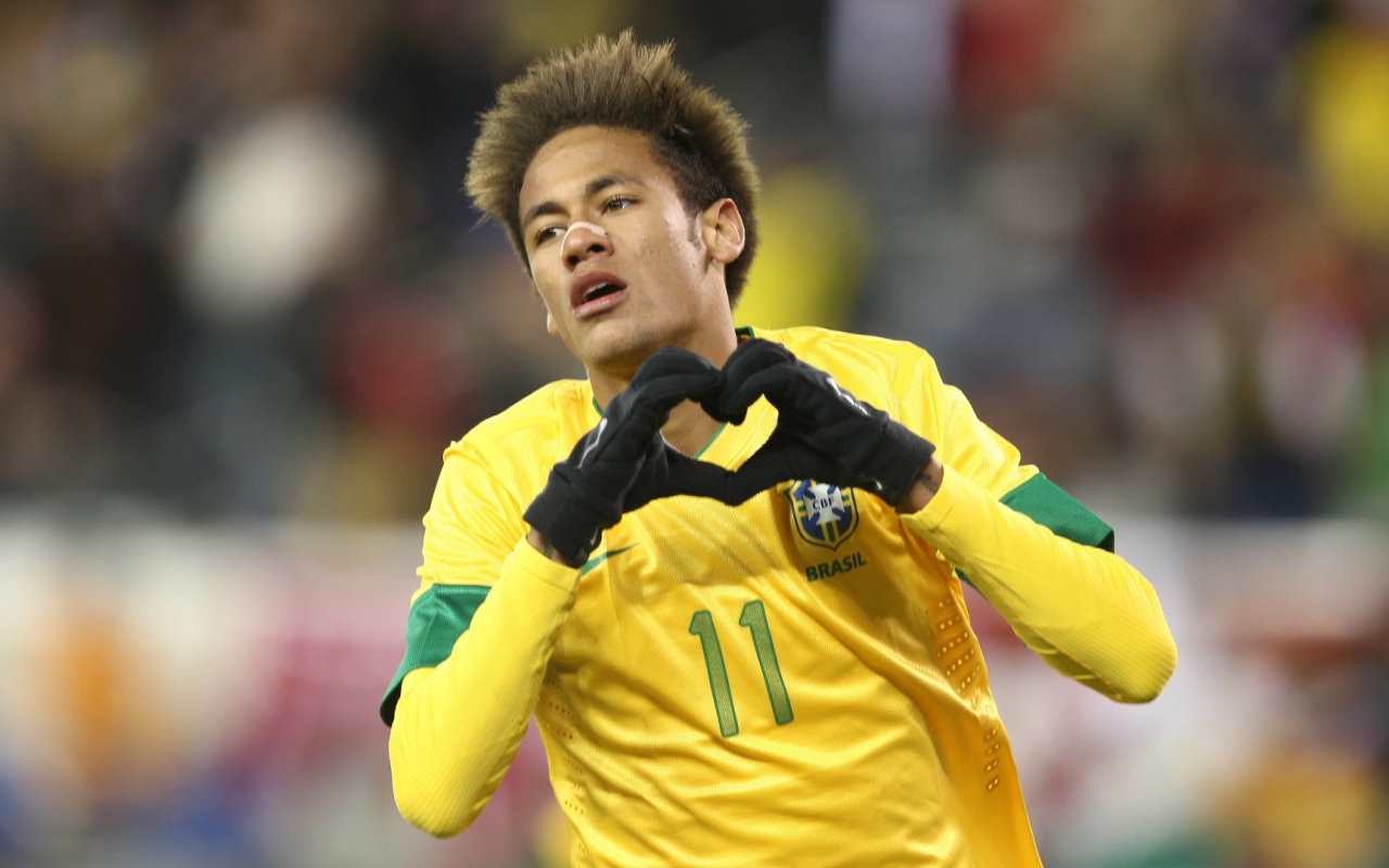 Игрок Барселоны Неймар показывает любовь