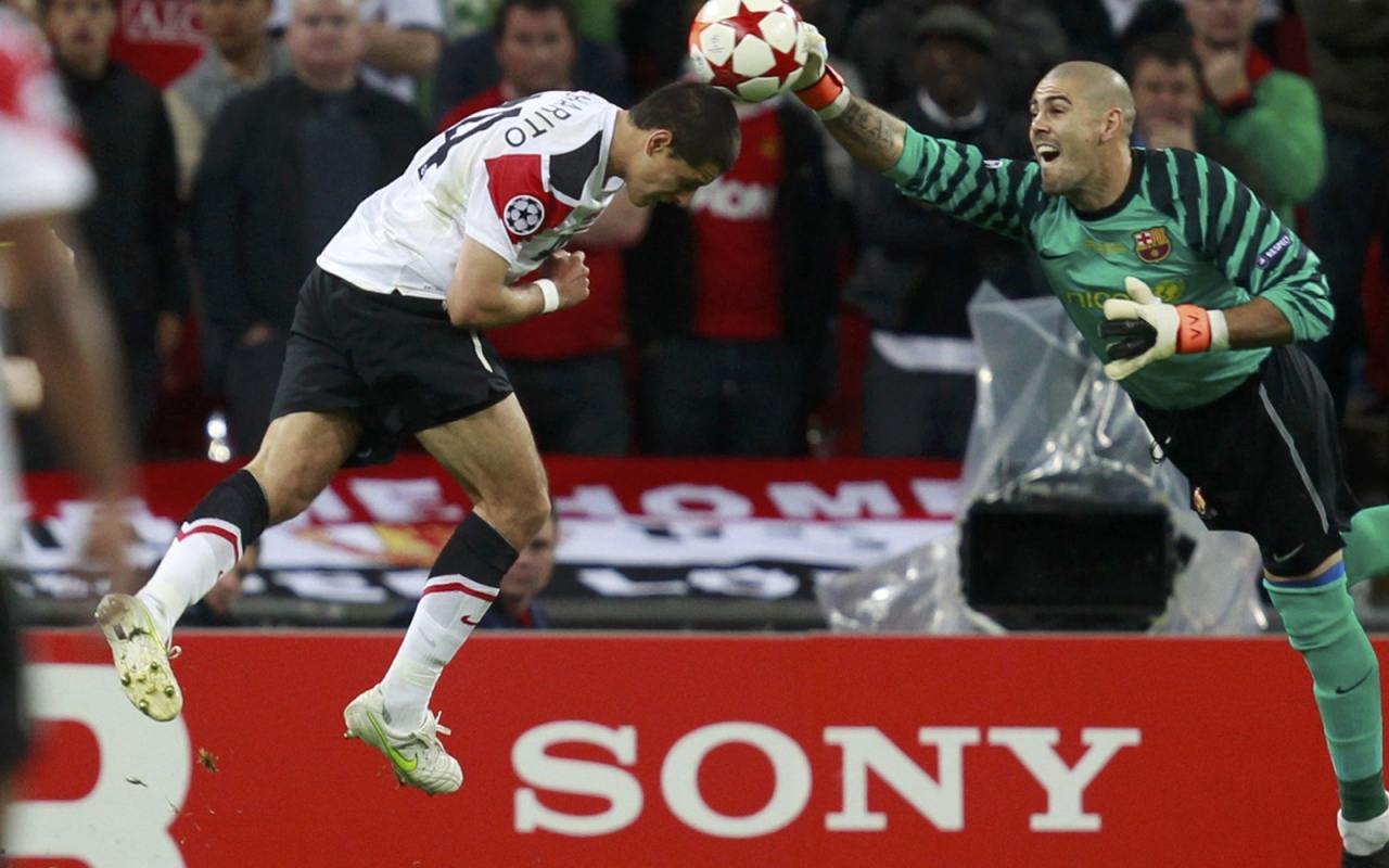 Игрок Барселоны Виктор Вальдес ловит мяч