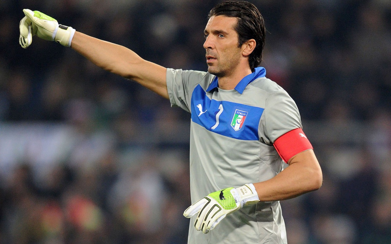  Игрок Ювентуса Джанлуиджи Буффон показывает тактику игры