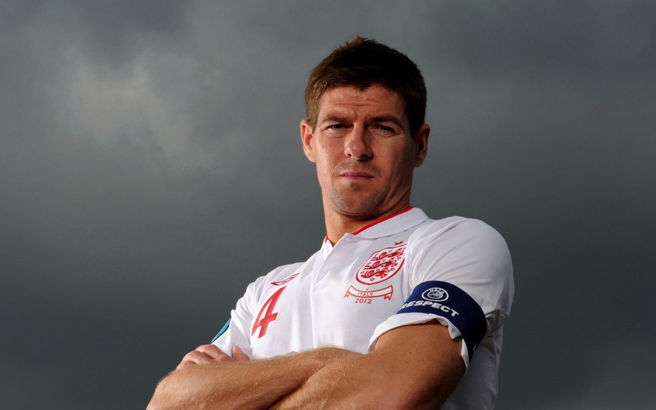 Игрок Ливерпуля Стивен Джеррард под небом