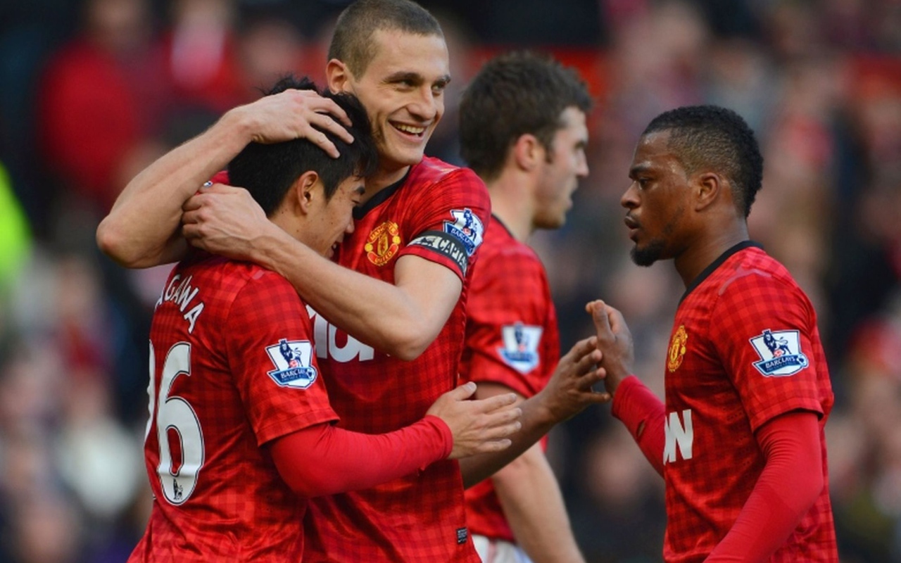 Игрок Манчестер Юнайтед Неманья Видич обнимает своего товарища по команде