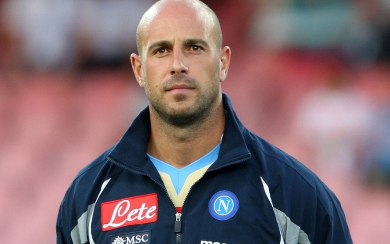 Игрок из Наполи Пепе Рейна перед игрой