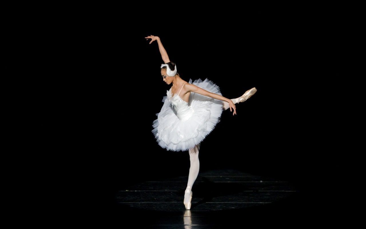 Балерина белый лебедь