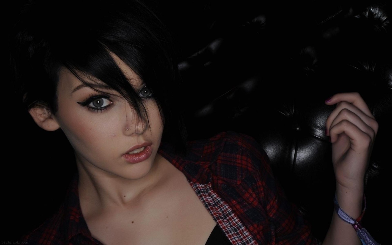 Молодая девушка брюнетка с пирсингом в носу