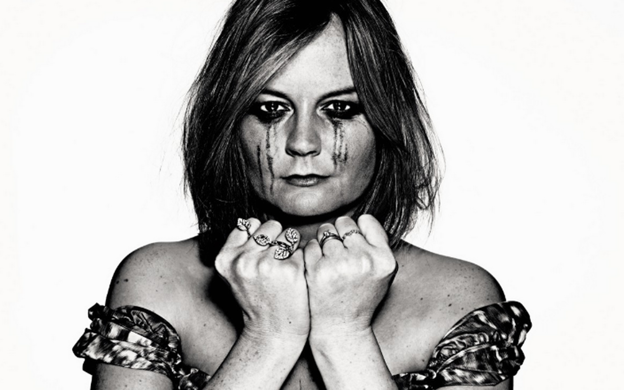 Фотография девушки в слезах