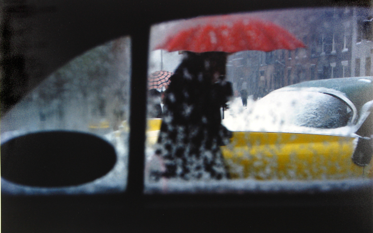 Фотография человека под красным зонтом