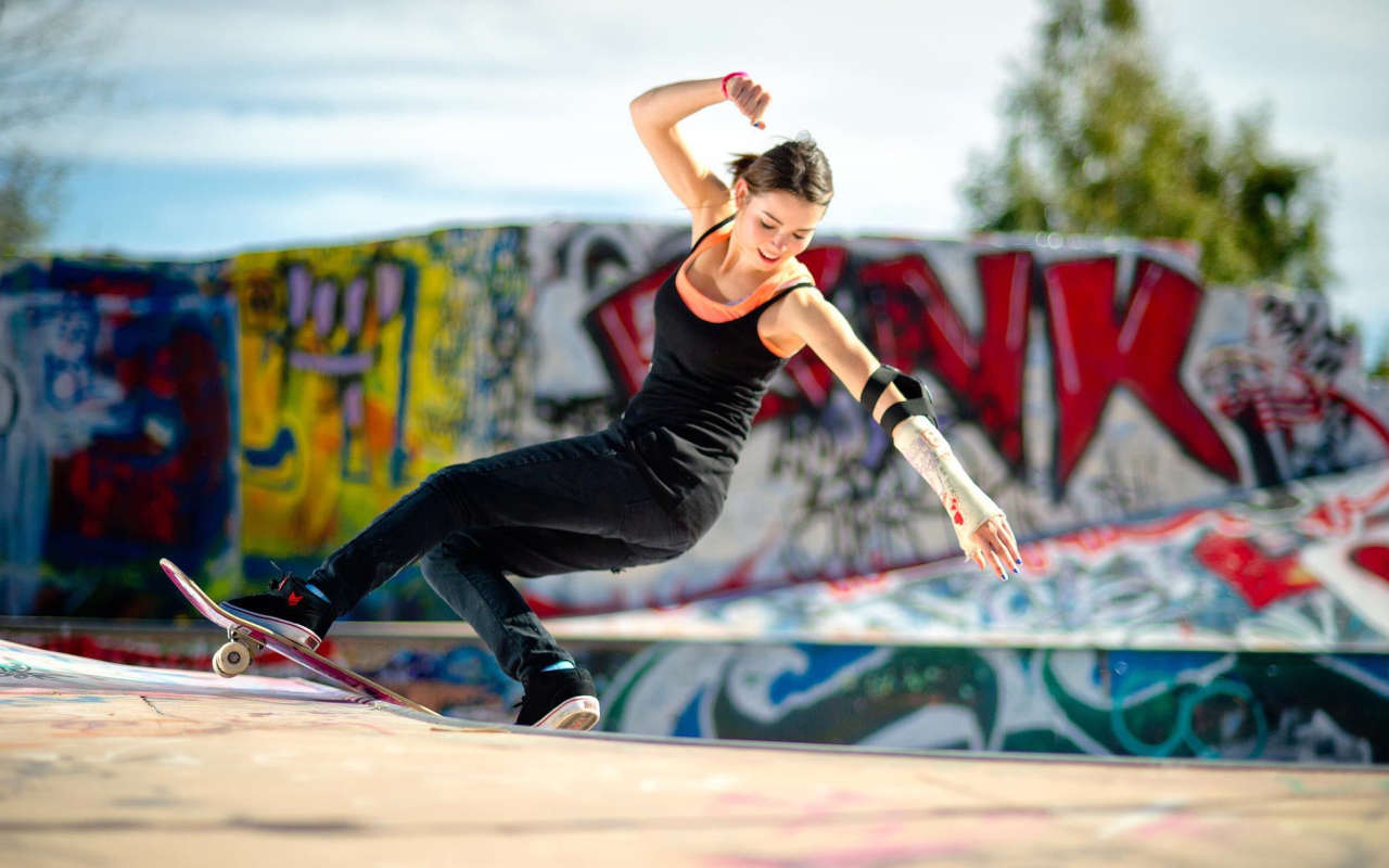 Девушка со скейтом выполняет трюк, swag