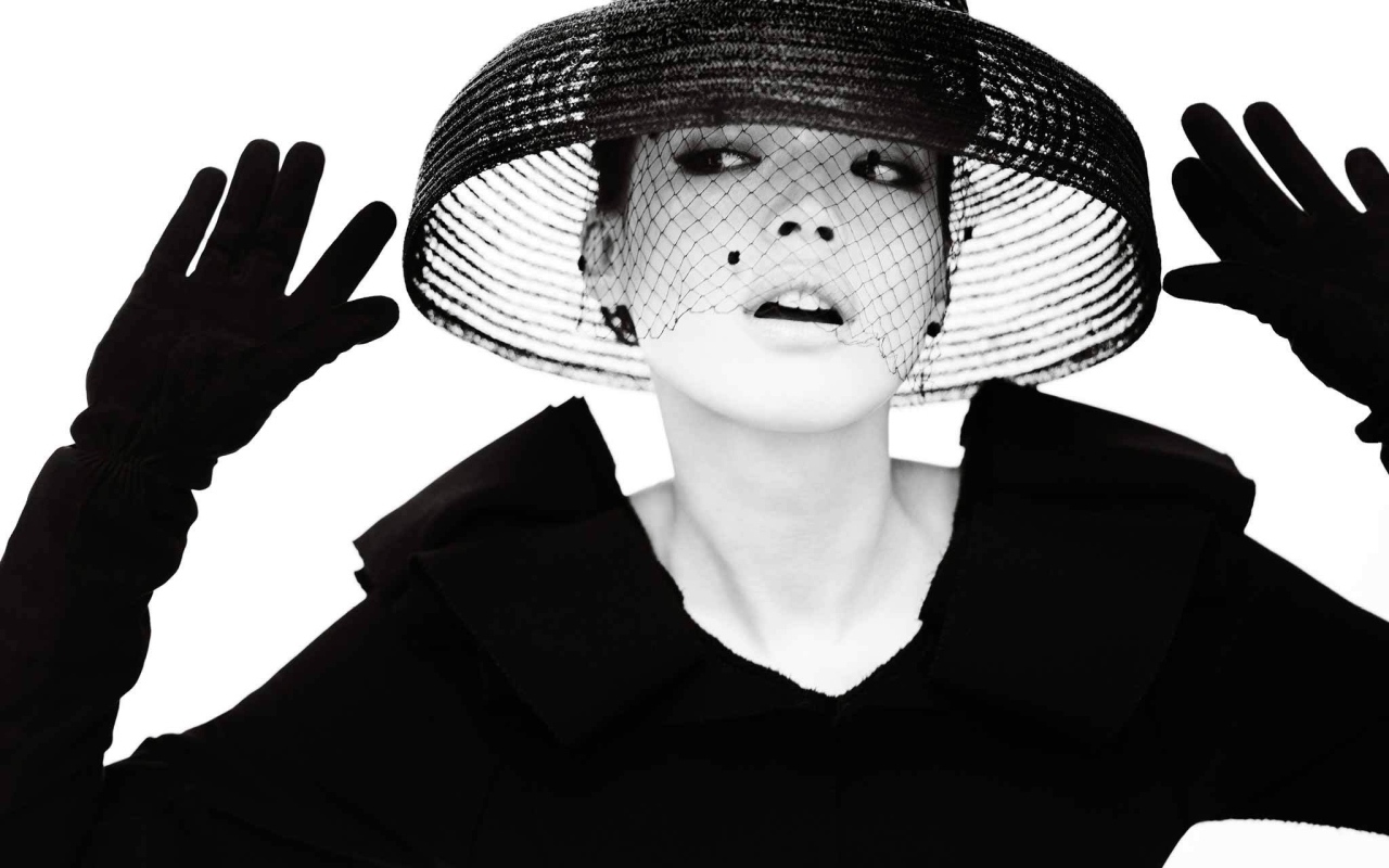 Женщина в шляпе, чёрно-белое фото