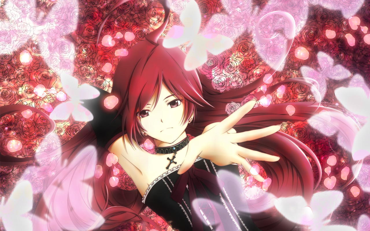 Девушка на фоне роз