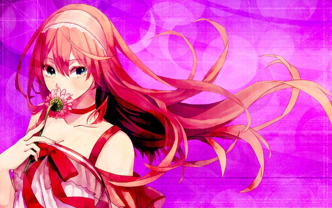 Девочка нюхает цветок