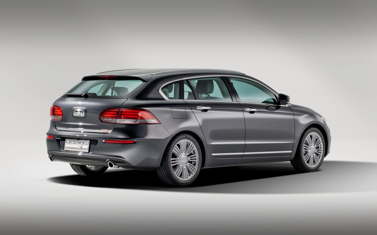 Автомобиль марки Qoros 3 2014