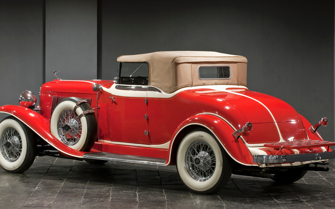 Старый красный автомобиль