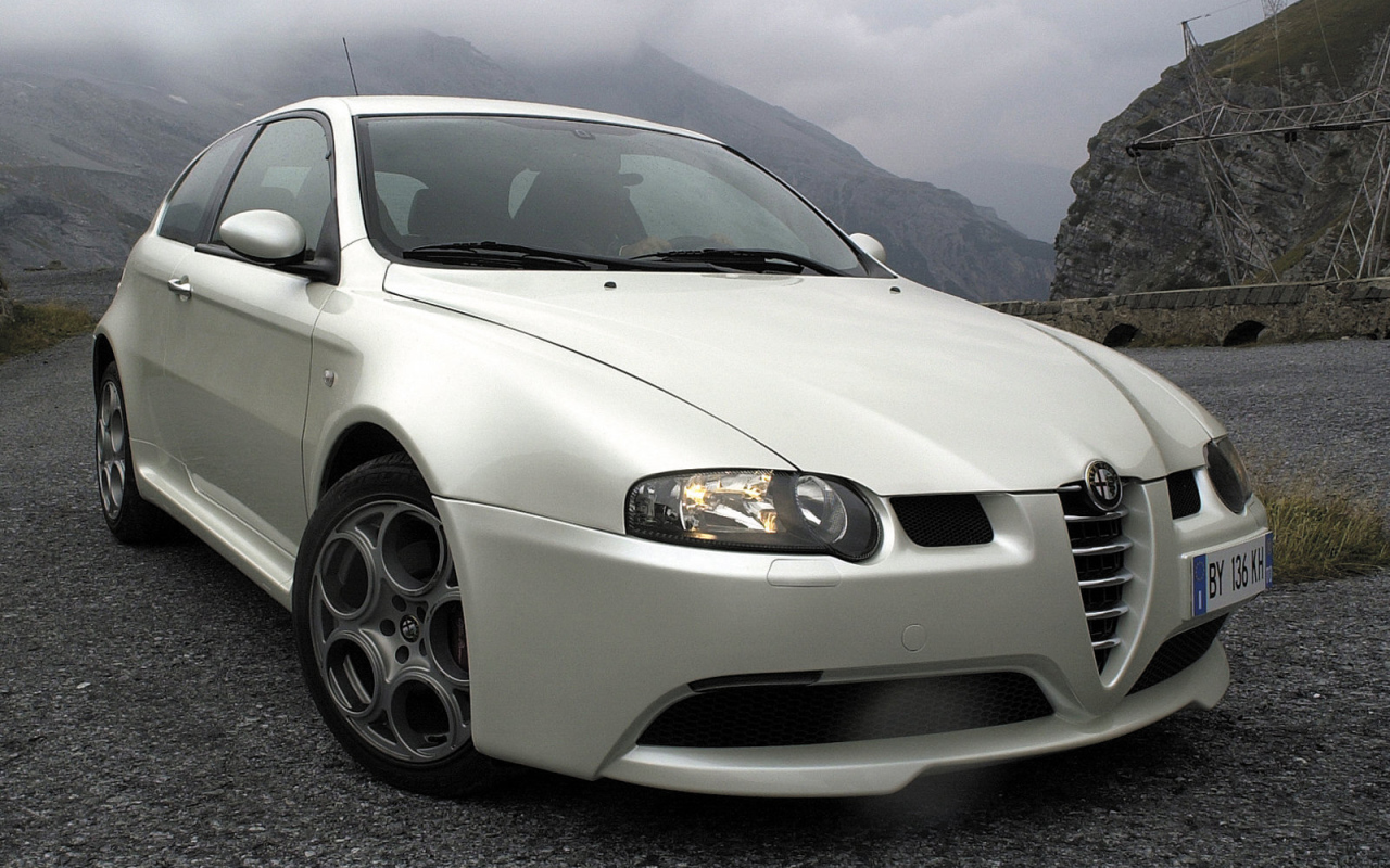 Автомобиль Alfa Romeo 147 на дороге
