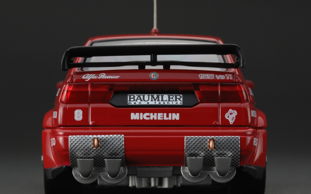 Автомобиль Alfa Romeo 155 на дороге