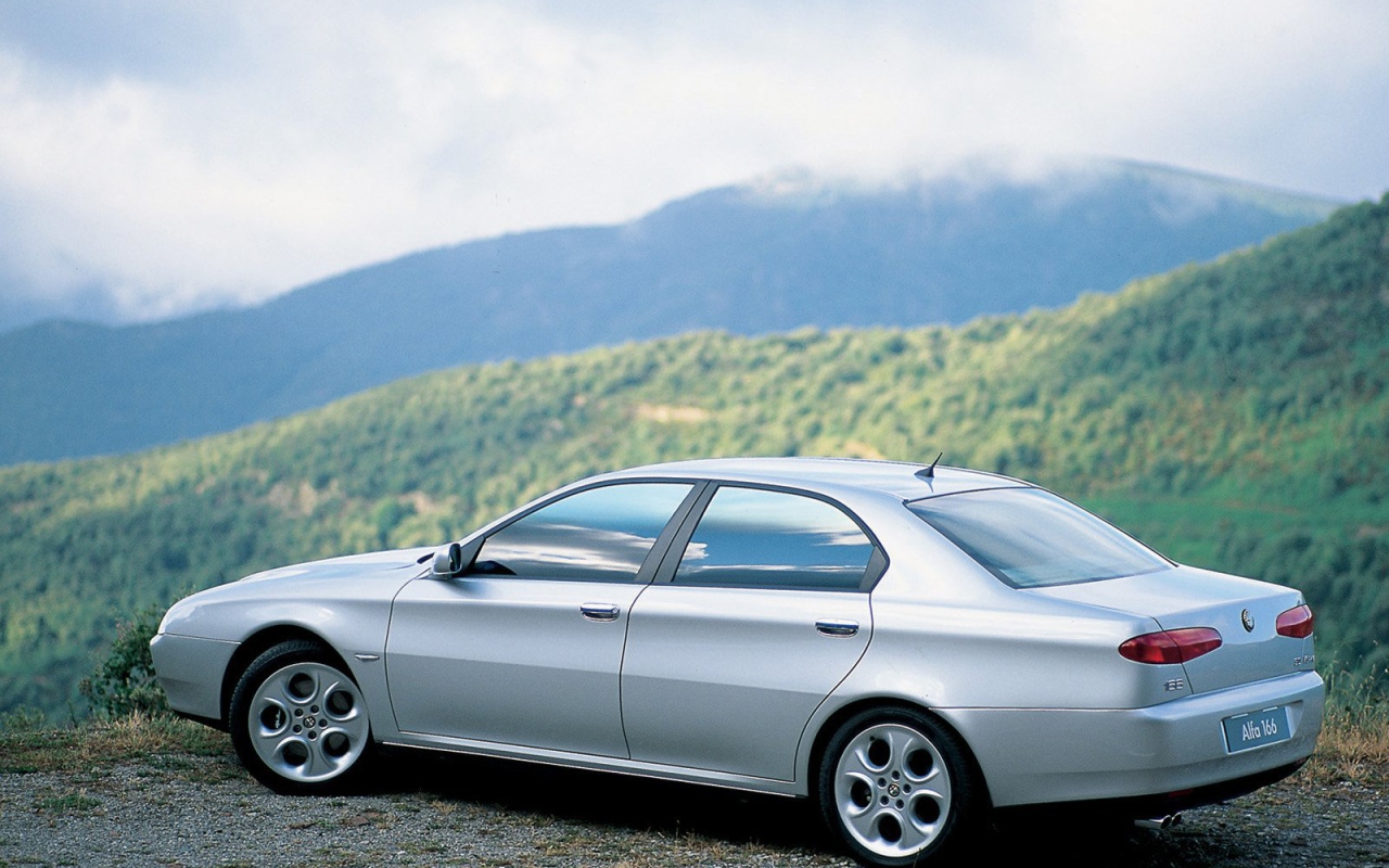 Автомобиль Alfa Romeo 166 на дороге