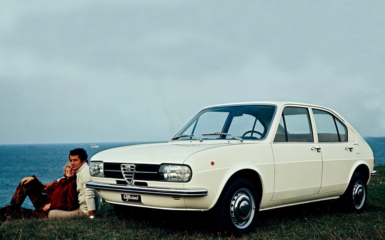 Автомобиль Alfa Romeo alfasud на дороге