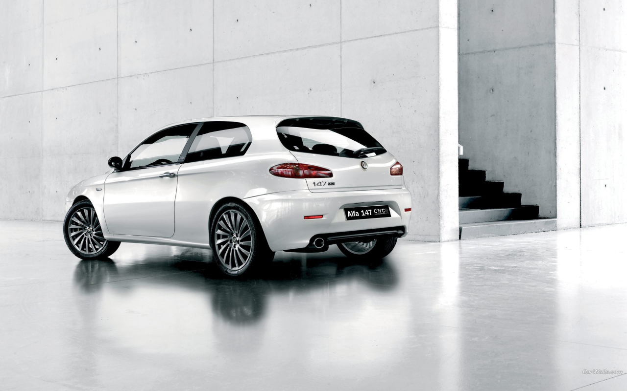 Альфа Ромэо у белой стены