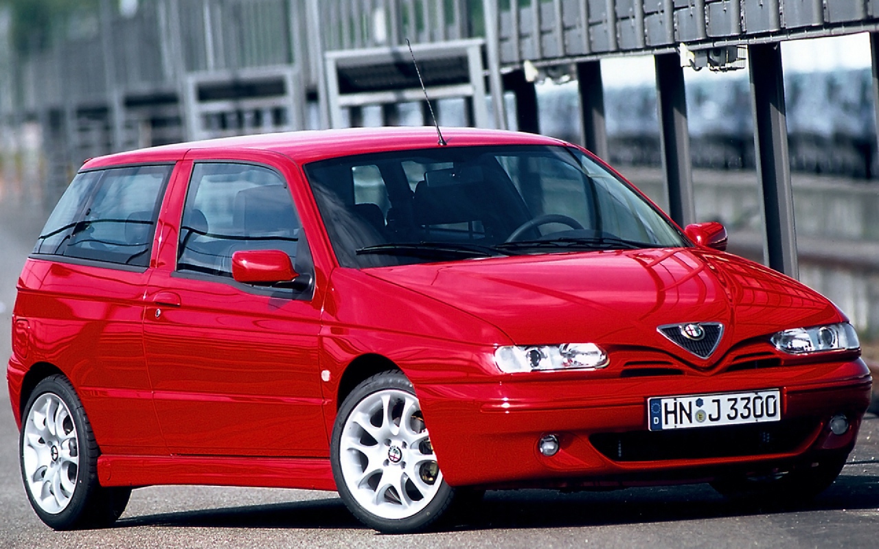 Красивый автомобиль Alfa Romeo 145