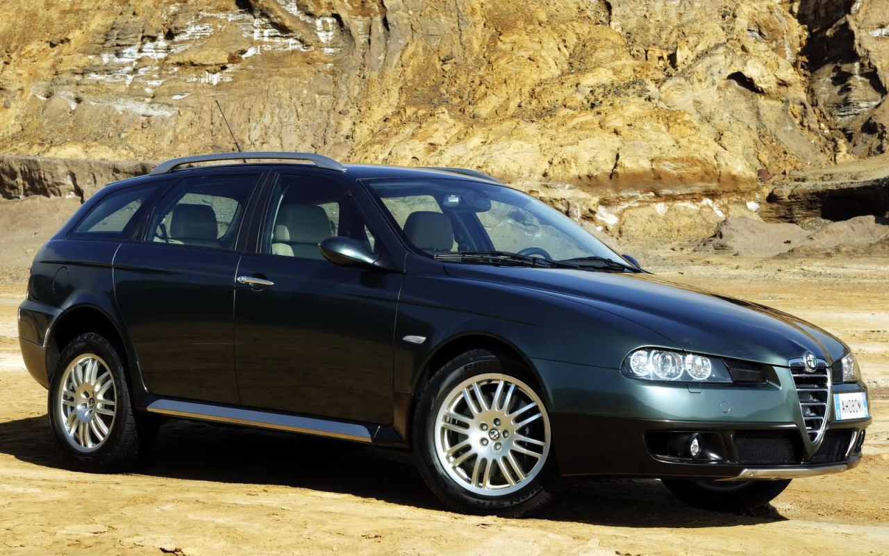Красивый автомобиль Alfa Romeo 156 в Москве