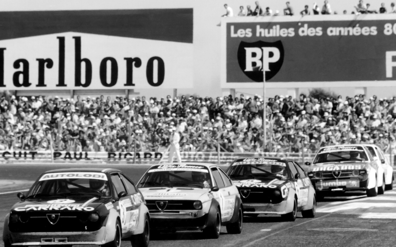 Красивый автомобиль Alfa Romeo alfasud