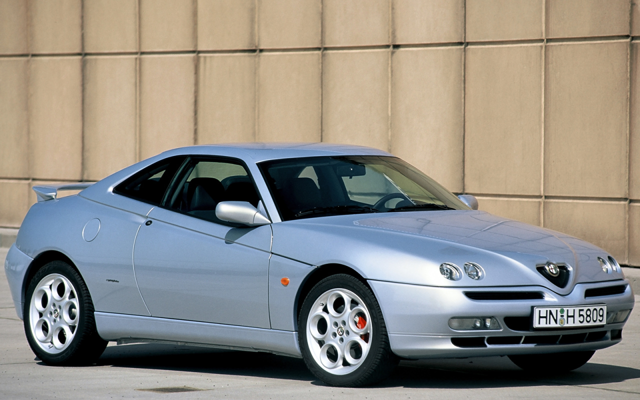 Красивый автомобиль Alfa Romeo gtv в Москве