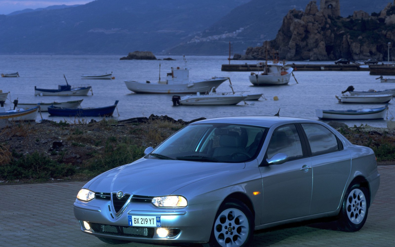 Автомобиль марки Alfa Romeo модели 156