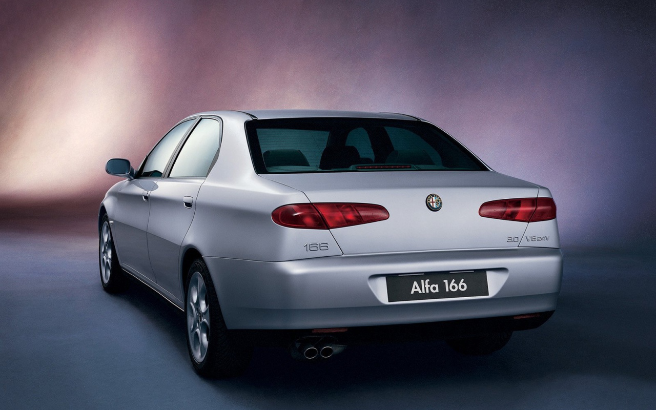 Автомобиль марки Alfa Romeo модели 166