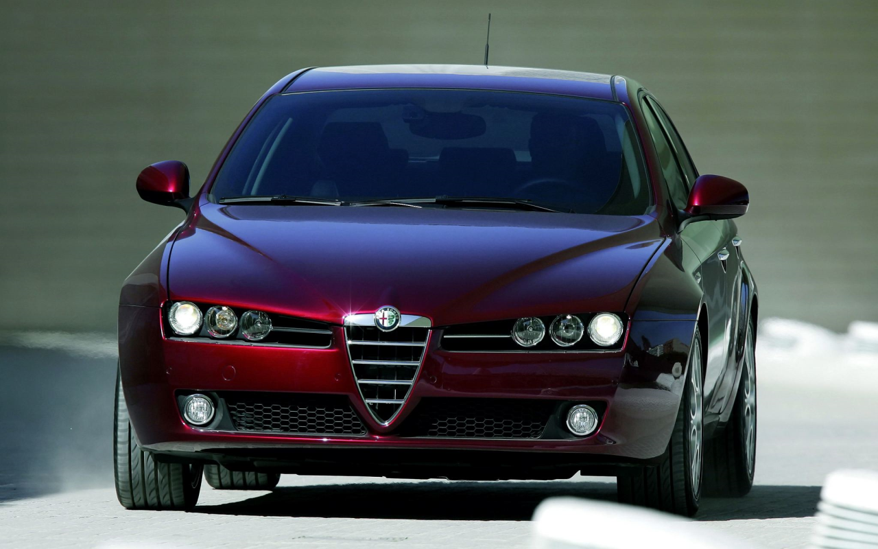 Вишневая Alfa Romeo 159
