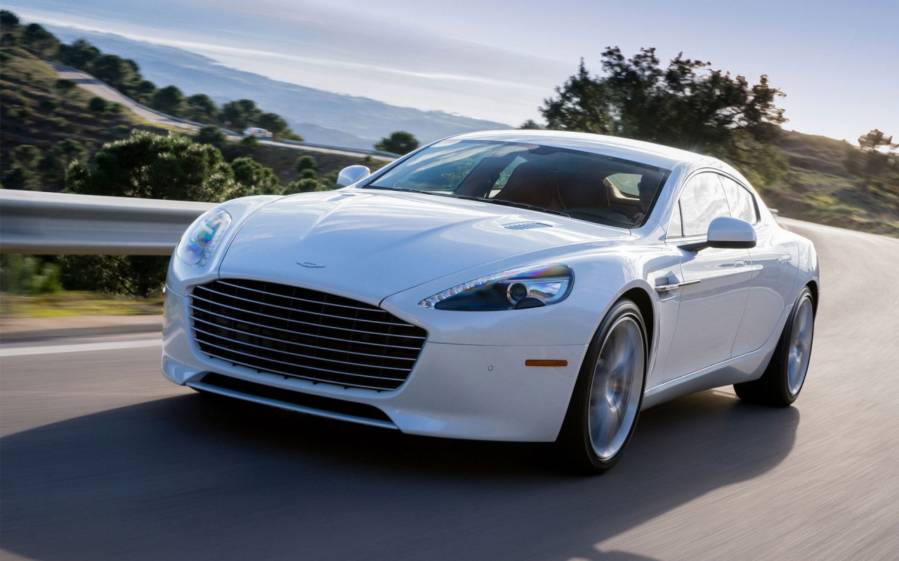 Автомобиль Aston Martin 2014 на дороге